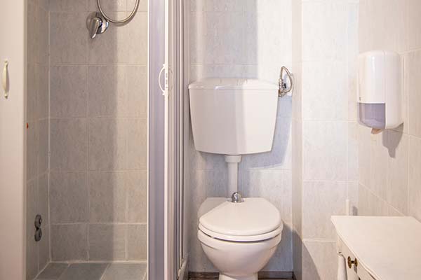 Foto Bagno con box doccia, wc con bidet integrato