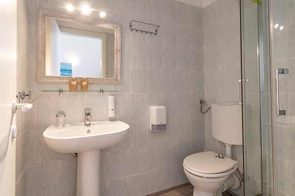 Foto Bagno con box doccia, wc con bidet integrato