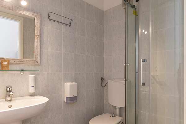 Foto Bagno con box doccia, wc con bidet integrato