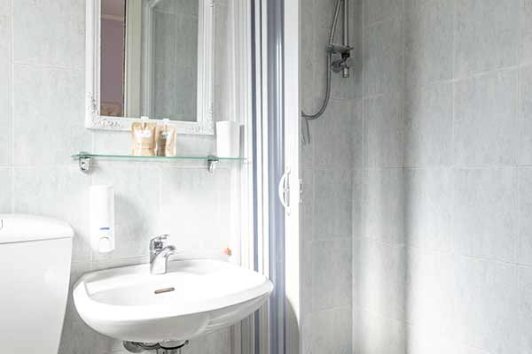 Foto Bagno con box doccia, wc con bidet integrato